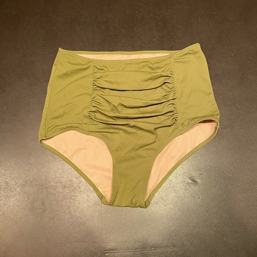 Kortni Jeane ribbed deep olive green ruched front swimsuit bottoms size small!